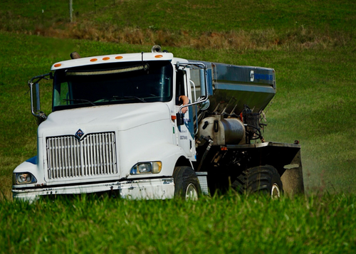 Fertilizer spreading truck